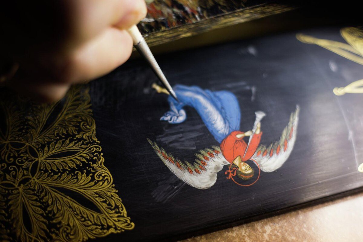 Мария Сибирякова / @РИА Новости
Художница лаковой миниатюры за работой.