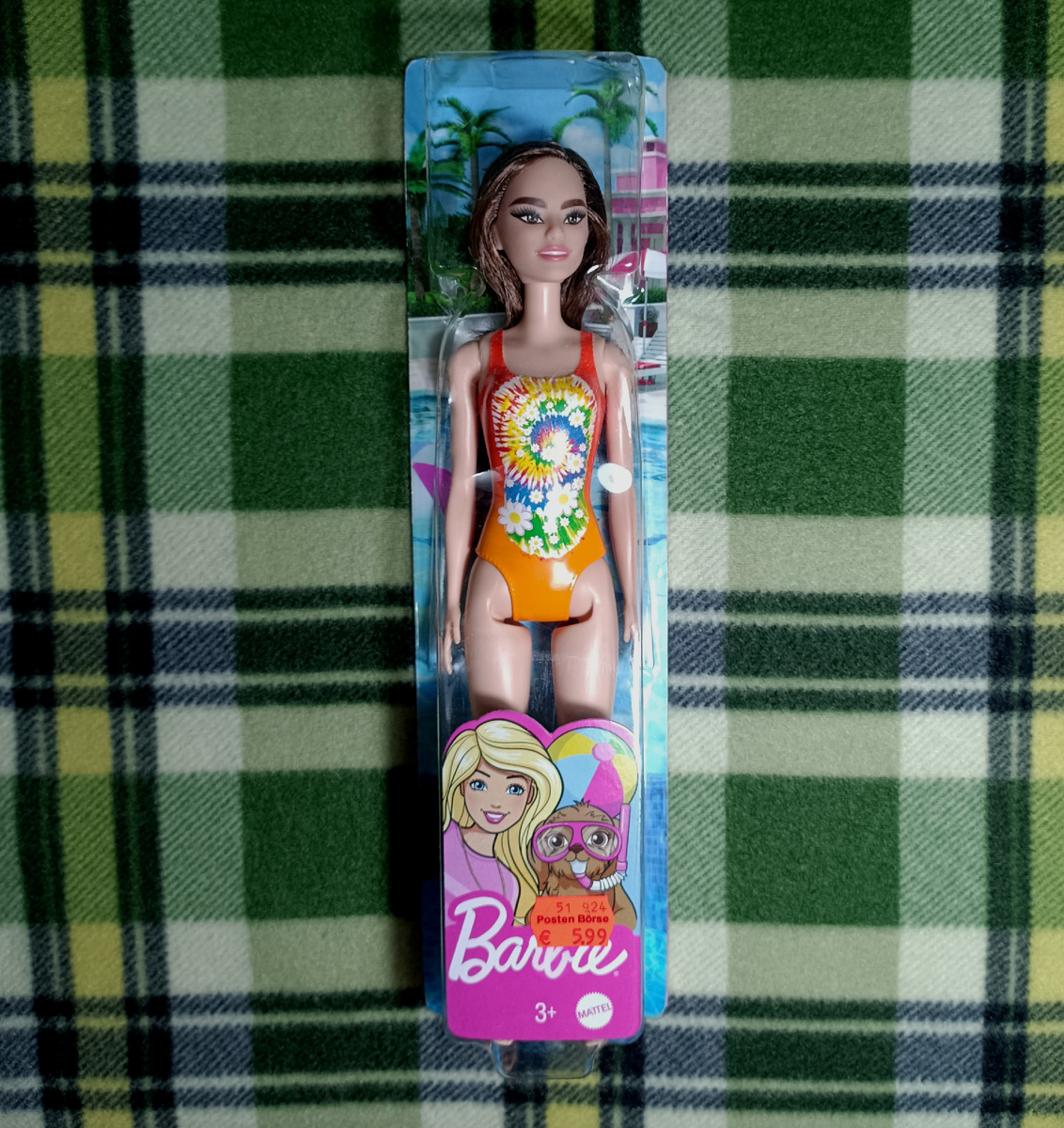 Новенькая девушка.