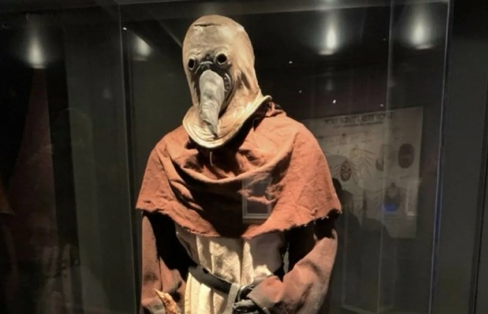 Почему маска Чумного доктора была выполнена в форме клюва