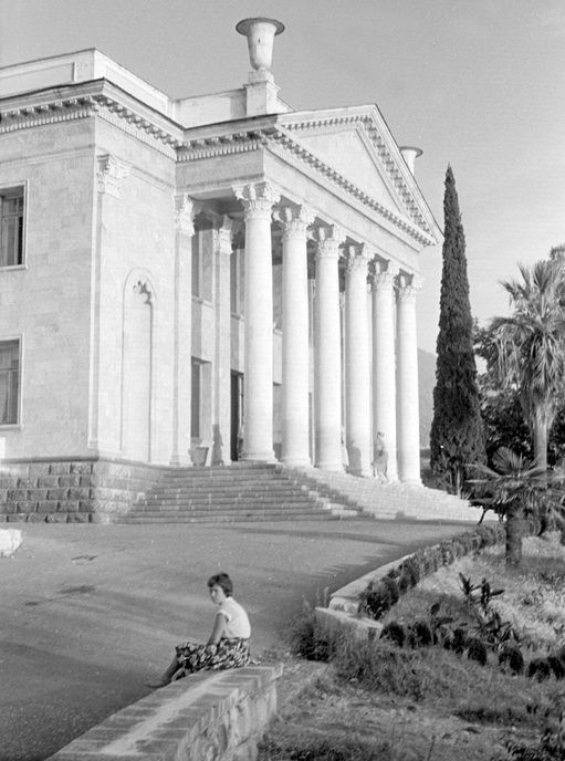 Зимний театр. Гагры. 60е годы. Фото из интернета.