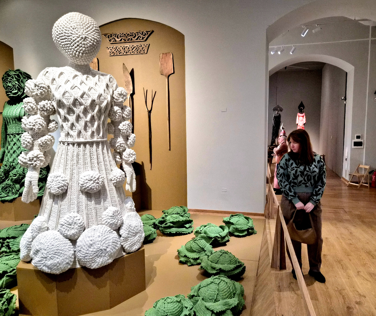 На выставку, кстати, я явилась в свитере и брюках именно от Ахмадуллиной (ну, брюк не видно). Так что сама как экспонат.:)