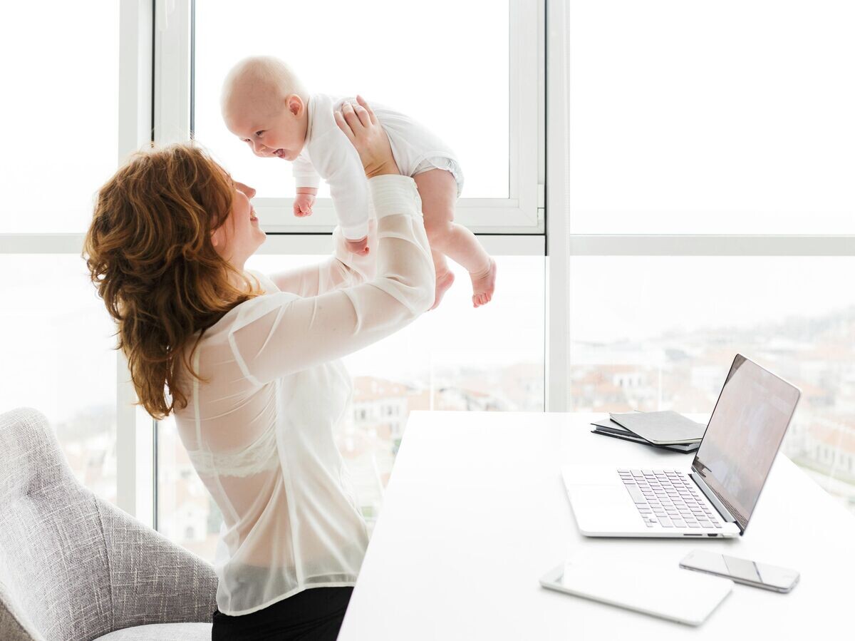    Женщина с ребенком за рабочим столом© Depositphotos.com / Garetsworkshop