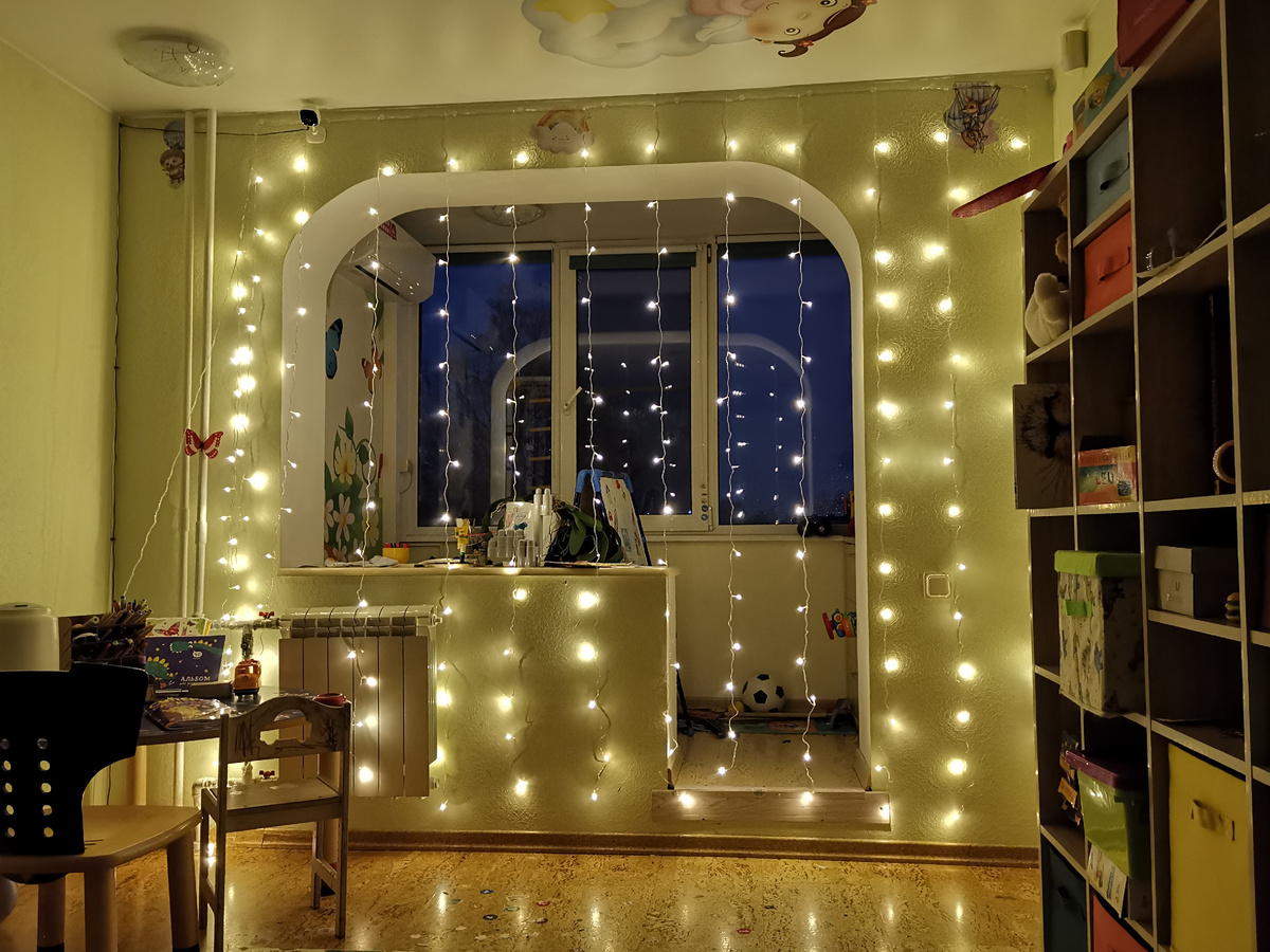 Повесила ребёнку в комнату гирлянду, и вуаля - бардака будто бы и нет. Новогодняя магия) 