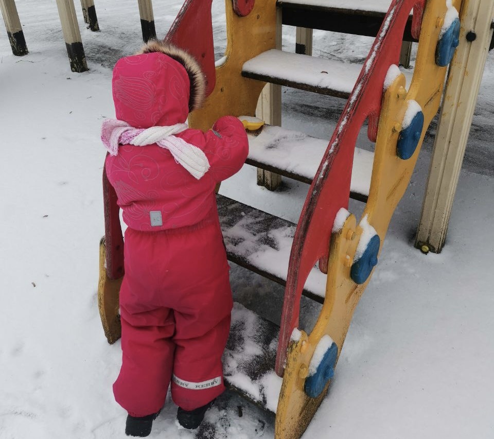 Главный домовой района - в любую погоду уже на посту)))