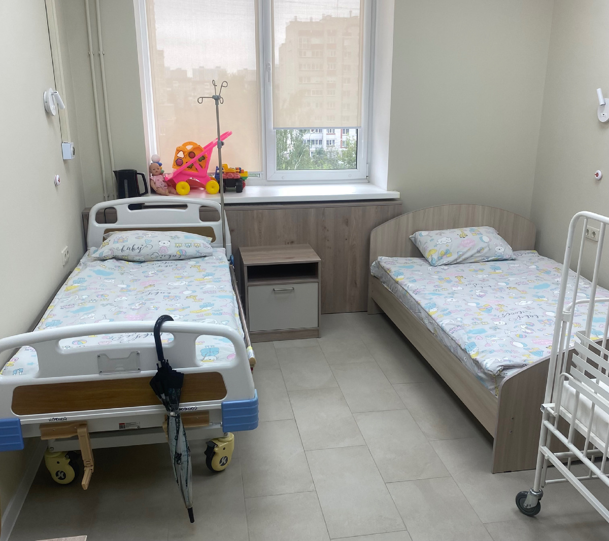 Этим летом я успела полежать вот в такой платной палате. К счастью, без дочки, со своими проблемами. Детское отделение в платной клинике просто на том же этаже…