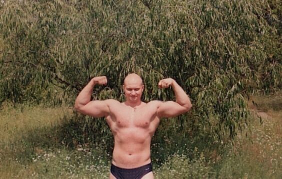Так выглядел занимаясь натуральным бодибилдингом.  Жим лежа 105 кг на 10 раз, рука 45 см, помоему это неплохо для человека с посредственной генетикой.