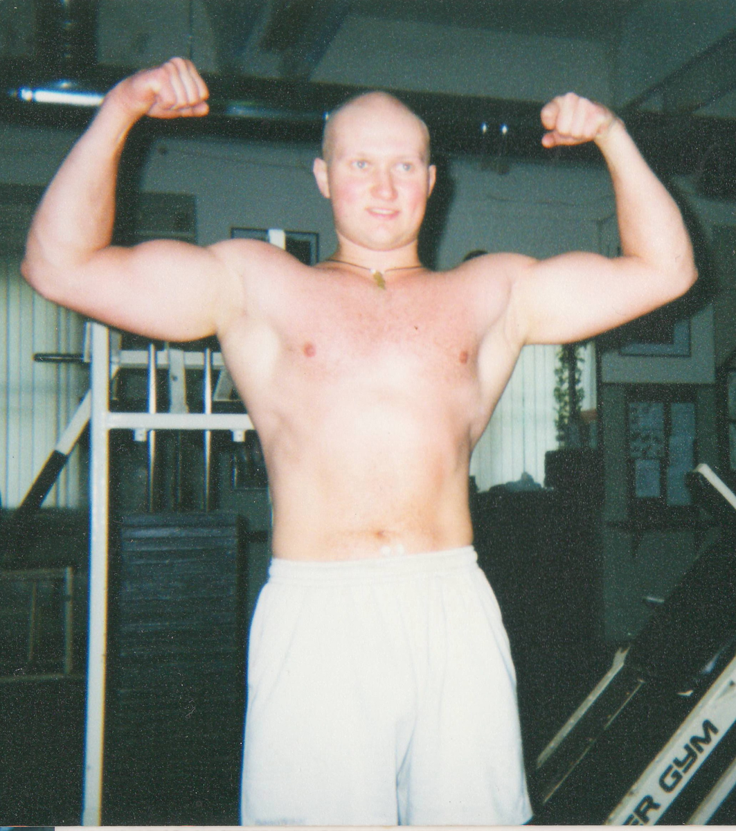 Еще одно фото, помним что это натуральный бодибилдинг, масса тела 100 кг