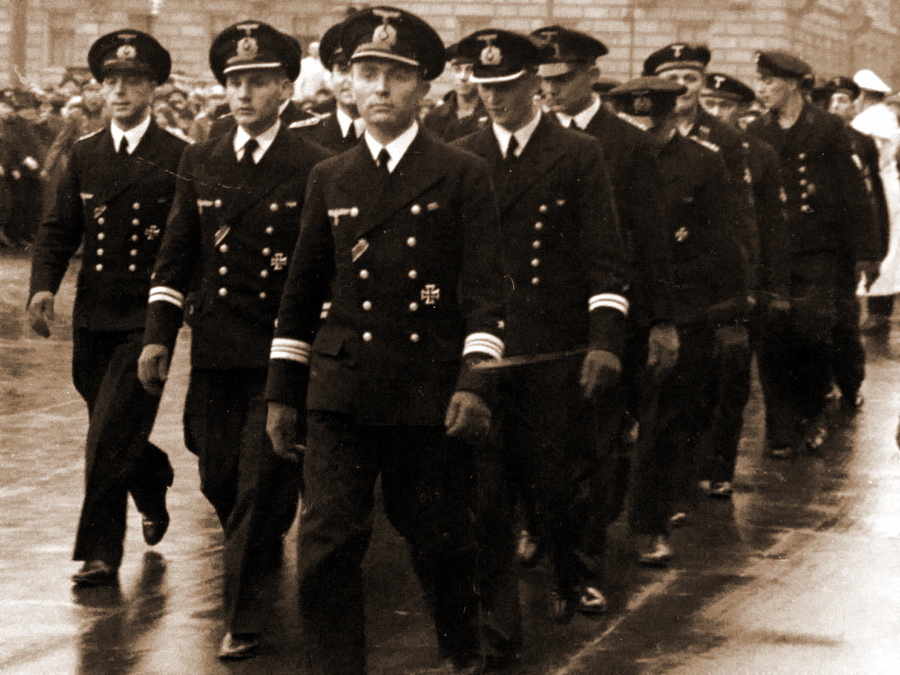 Экипаж U 47 во дворе Рейхсканцелярии в Берлине. На переднем плане Гюнтер Прин, за ним — Энгельберт Эндрасс и Амелунг фон Фарендорфф