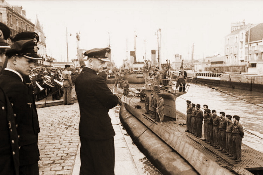 Карл Дёниц встречает подводную лодку U 94, возвращающуюся из похода, во французском Сен-Назере, июнь 1941 года. Готовится церемония награждения Герберта Куппиша Рыцарским крестом