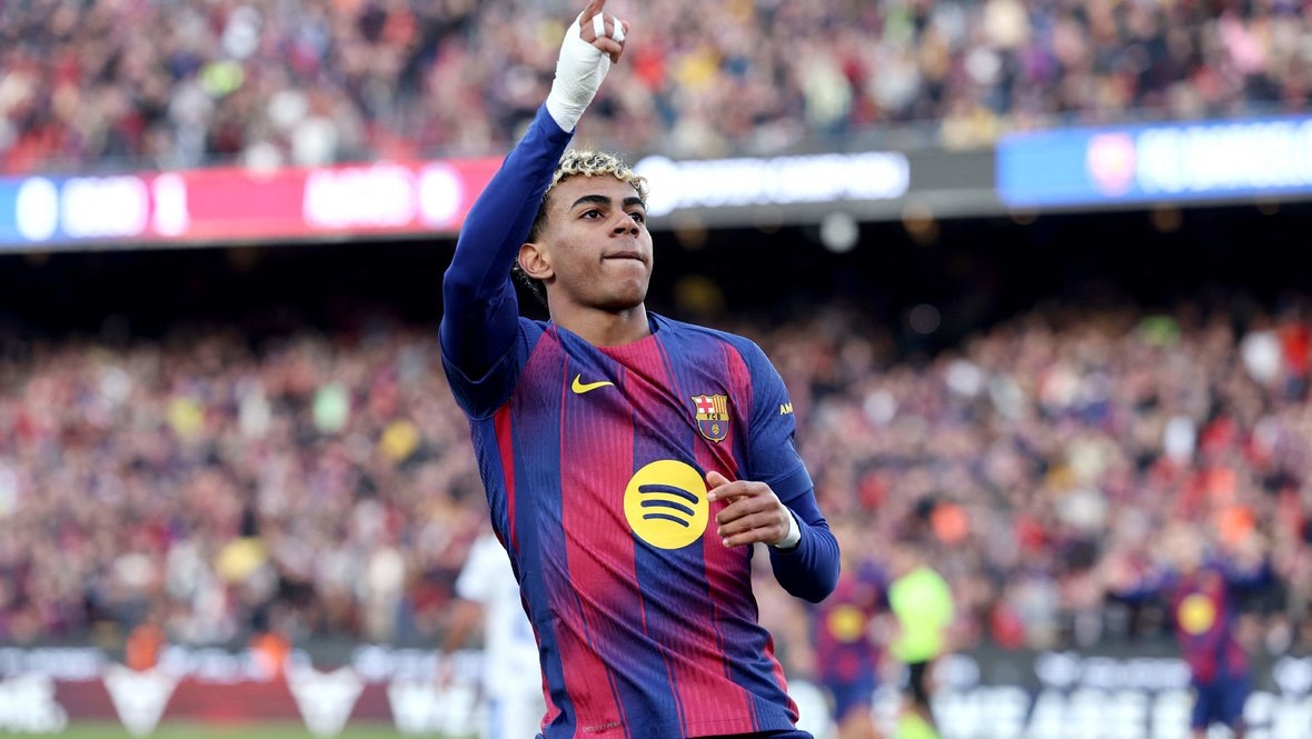    Нападающий «Барселоны» Ламин Ямаль празднует гол в матче с «Алавесом» (3:1). AFP