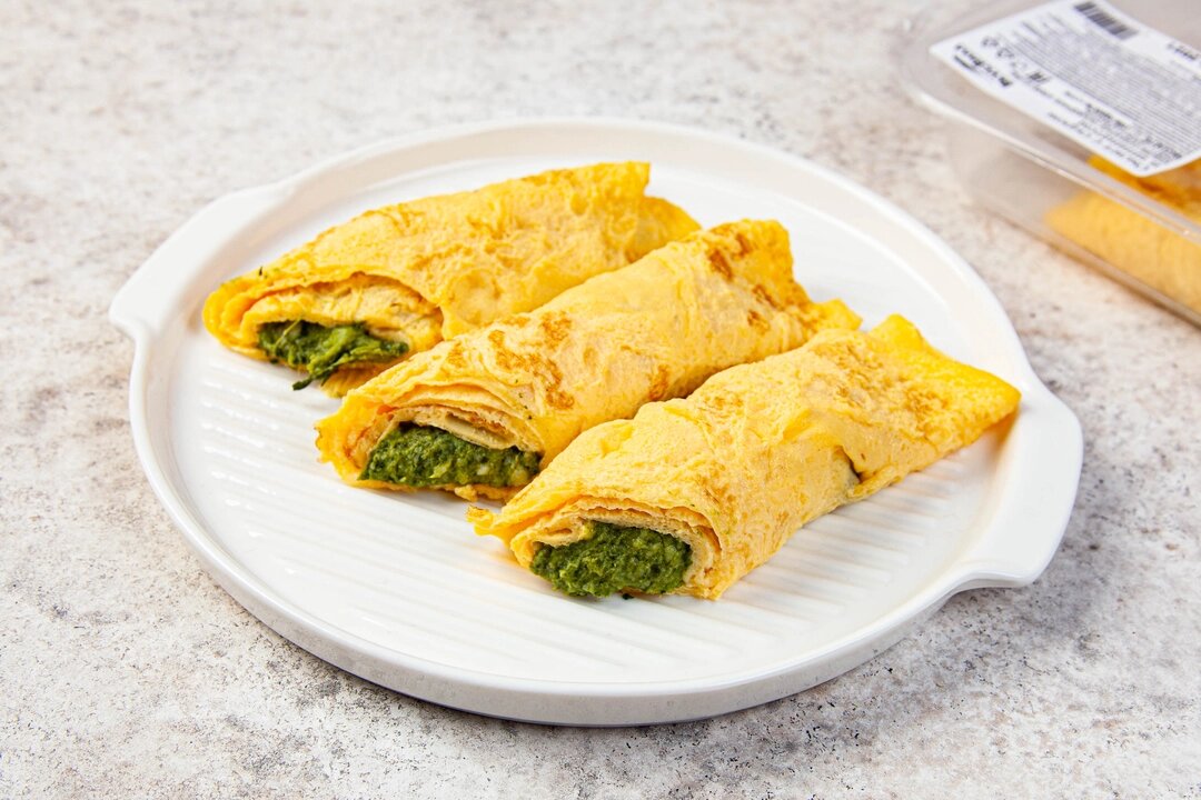 В чем польза: Белок надолго дает чувство сытости, а шпинат — это порция витаминов и магния для нервной системы.