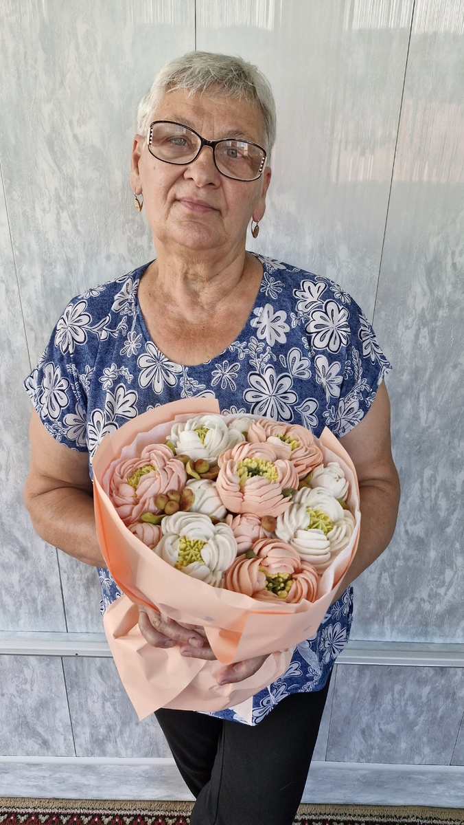 Мою маму зовут Надежда, поэтому в припеве с большой буквы слово Надежда 