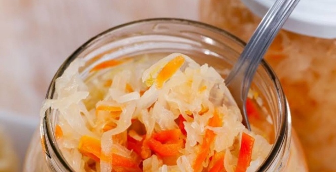 Вот почему на рынке квашеная капуста белоснежная - узнала хитрость. Сама удивилась: такая капуста и желтой не будет, и хруст не теряет