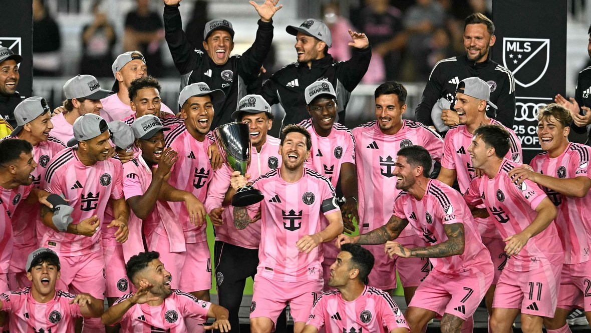    Лионель Месси (в центре) и футболисты «Интер Майами» празднуют победу в финале Восточной конференции МЛС. AFP