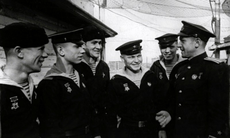 Командир пл щ-406, капитан 3 ранга, Герой Советского Союза со своми матросами. Весь экипаж погиб 1 июня 1943 года. Из свободного источника.