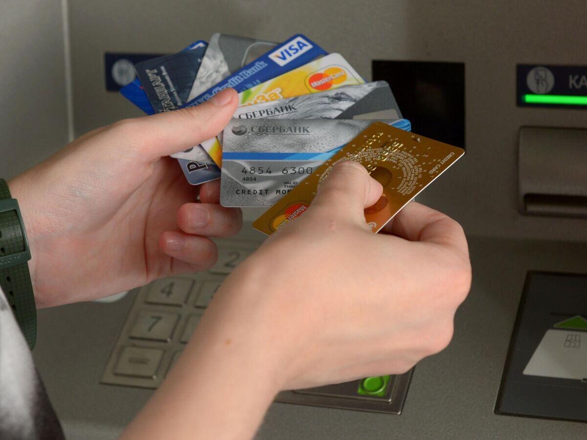    Банковские карты международных платежных систем Visa и Mastercard© РИА Новости / Владимир Трефилов