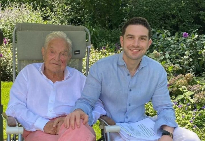 Теперь всеми структурами Джорджа Сороса управляет его сын Александр...