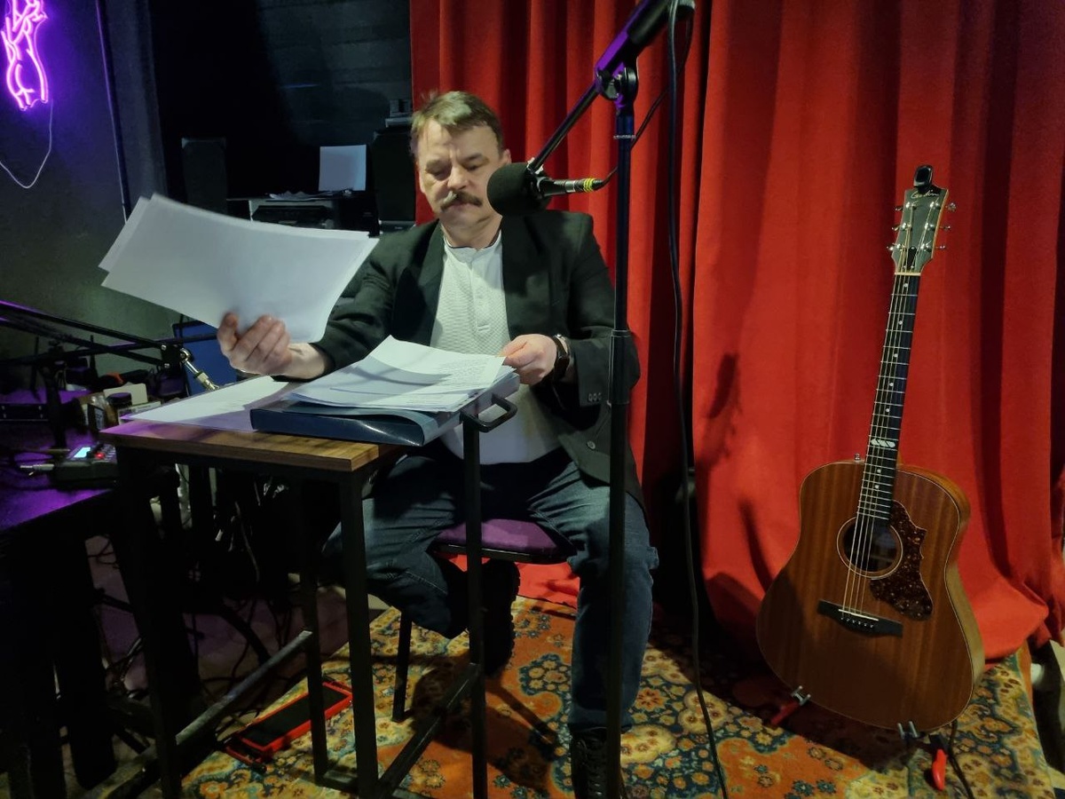 на фото автор (листайте дальше)