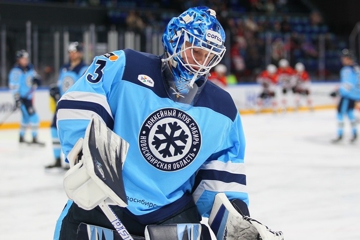    Антон Красоткин пропустил три шайбы. Четвертая – залетела уже в пустые ворота. Фото Артема Тиунова