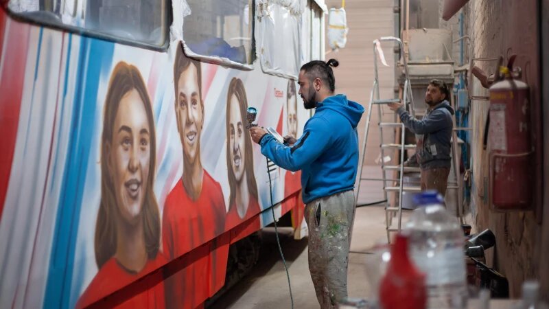     Завершение мурала на трамвае из депо №3 в Барнауле. Дарья Беркетова