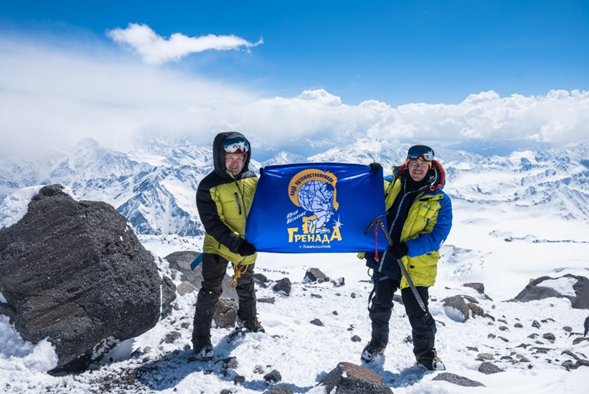 На снимке гренадовцы с клубным флагом - Виталий Раскостов и Андрей Сидоров.