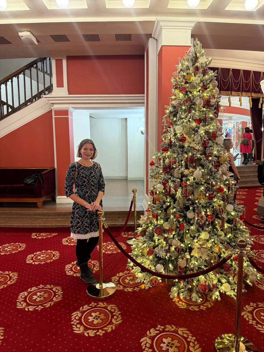 В канун Нового года - красавица елка с игрушками-балеринами