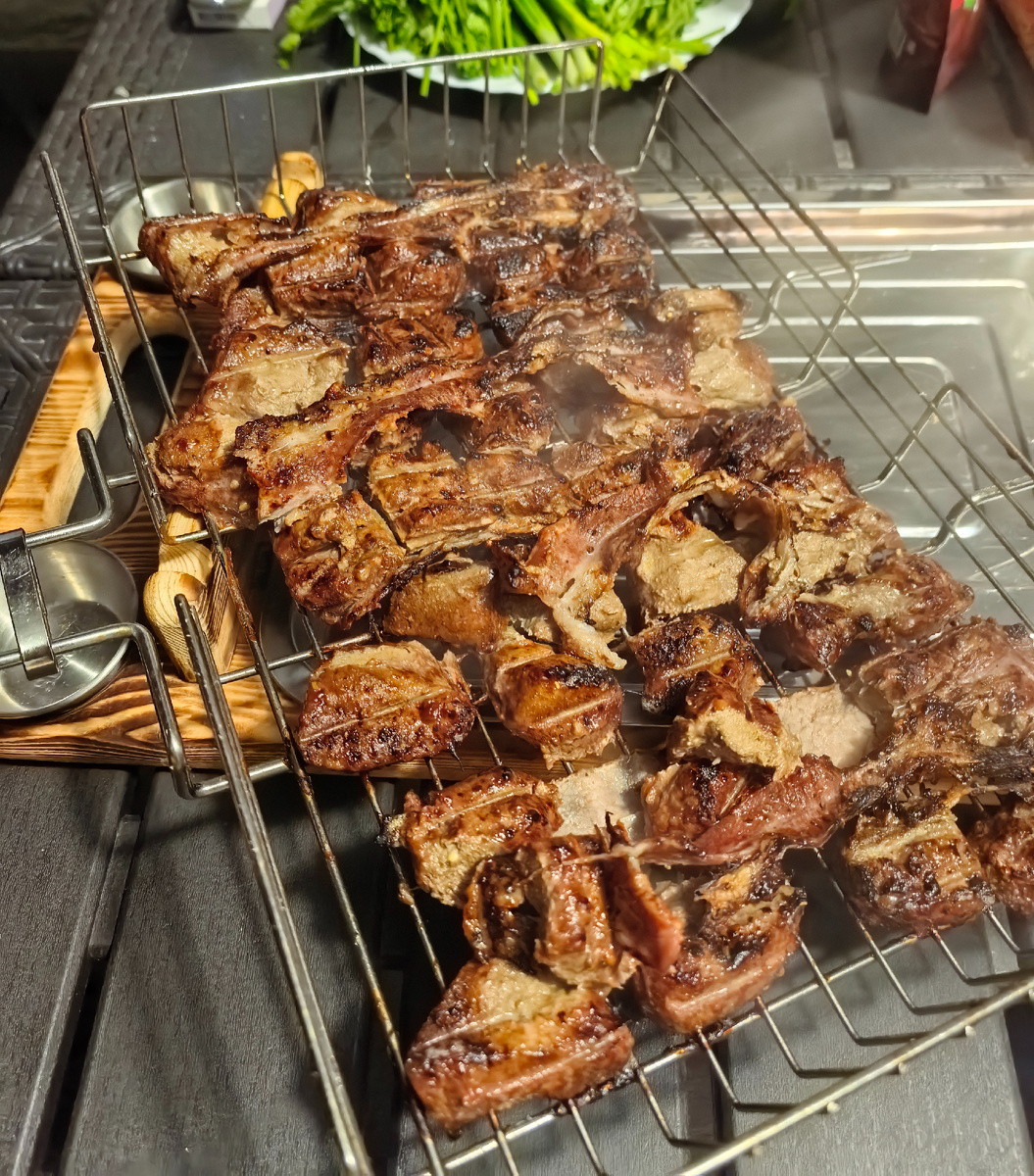 Жарили шашлыки. Это печень с беконом.