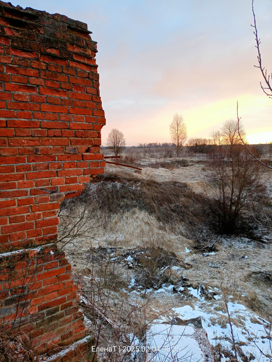 Руины бывшей силосной ямы. 