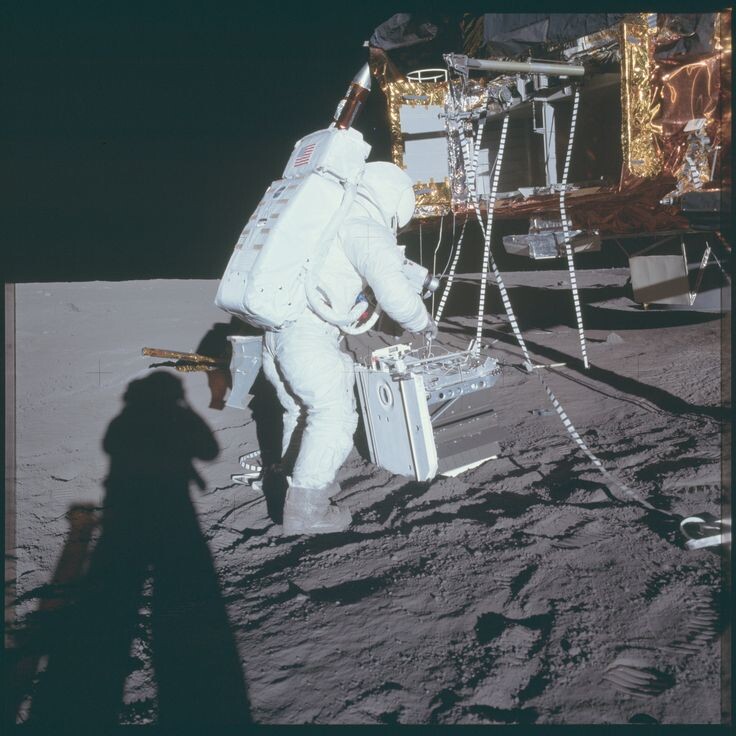  Вроде бы  американцы на Луне...фото: яндекс.