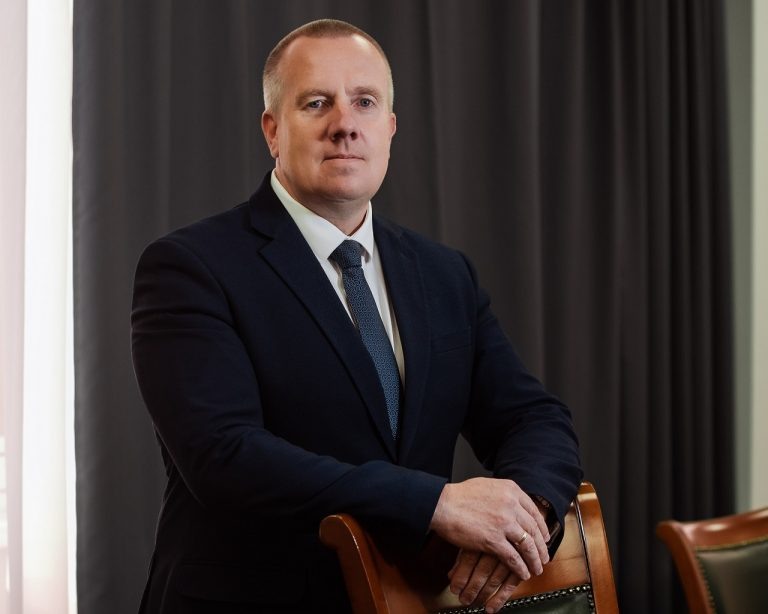    Управляющий директор АО «Уральская Сталь» поздравил оренбурженок с Днём матери «О»