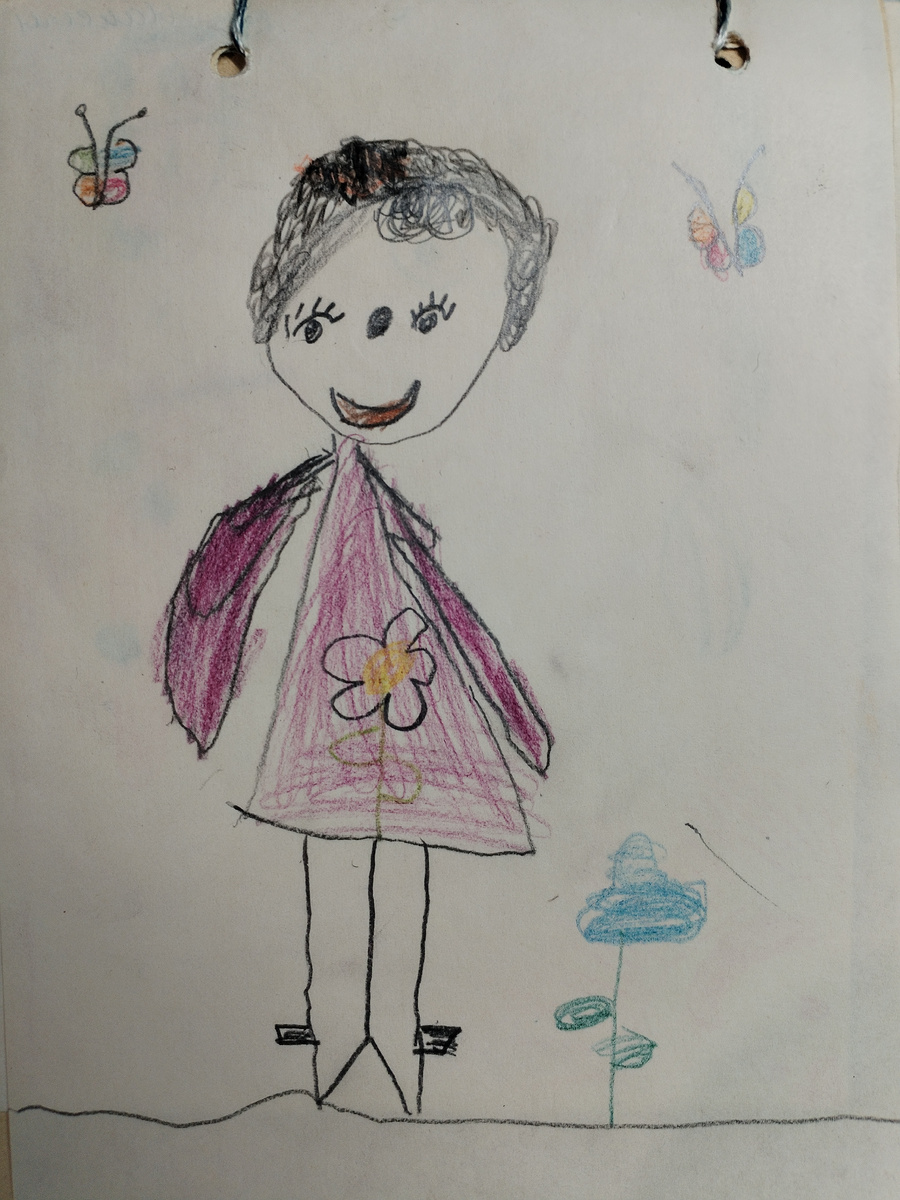 Рисунок старшего (на 10 минут) сына. Мама (видимо, лететь приготовилась). Бумага. Карандаши. 