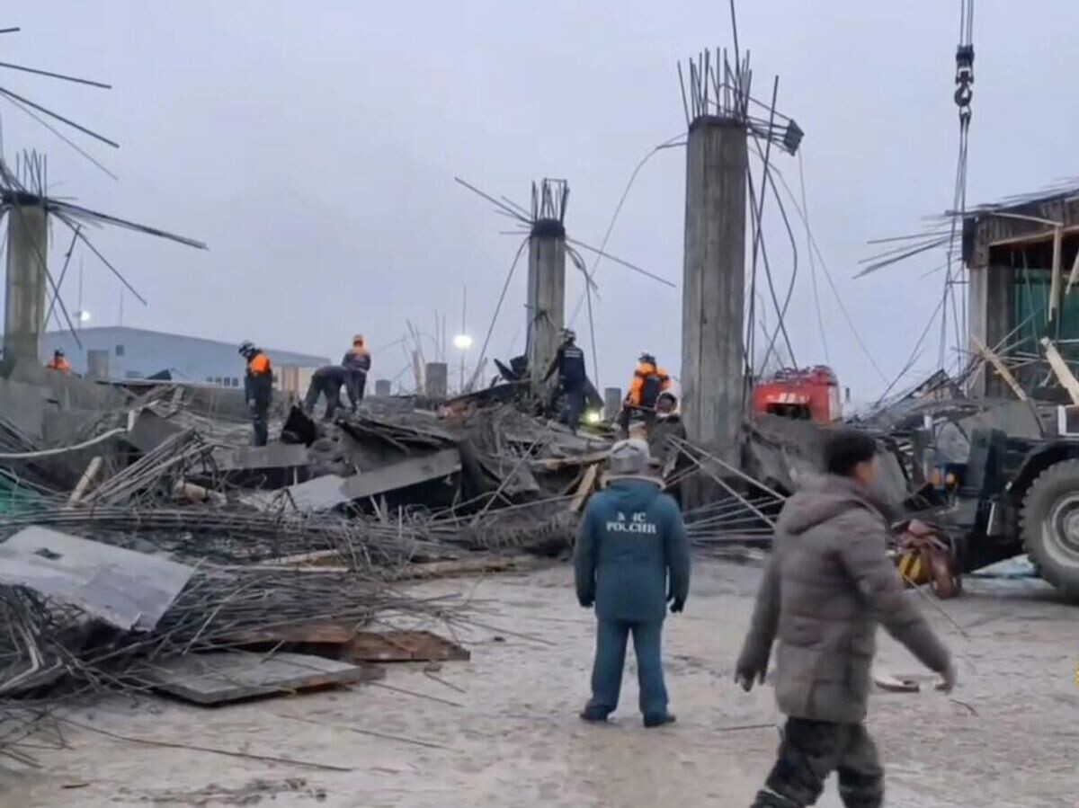    Ликвидация последствий обрушения части строящегося здания в Южно-Сахалинске© Прокуратура Сахалинской области/Telegram