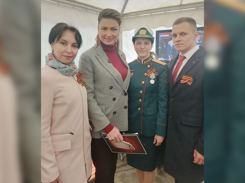 Елена Макарова (слева) с сыном Владиславом, дочерью Марией и телеведущей канала «Россия 1» Марией Ситтель 9 Мая. (Кстати, у самой Марии пятеро детей)