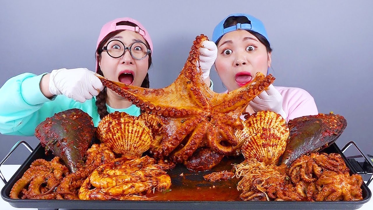 Китайские туристы на шведском столе во Вьетнаме