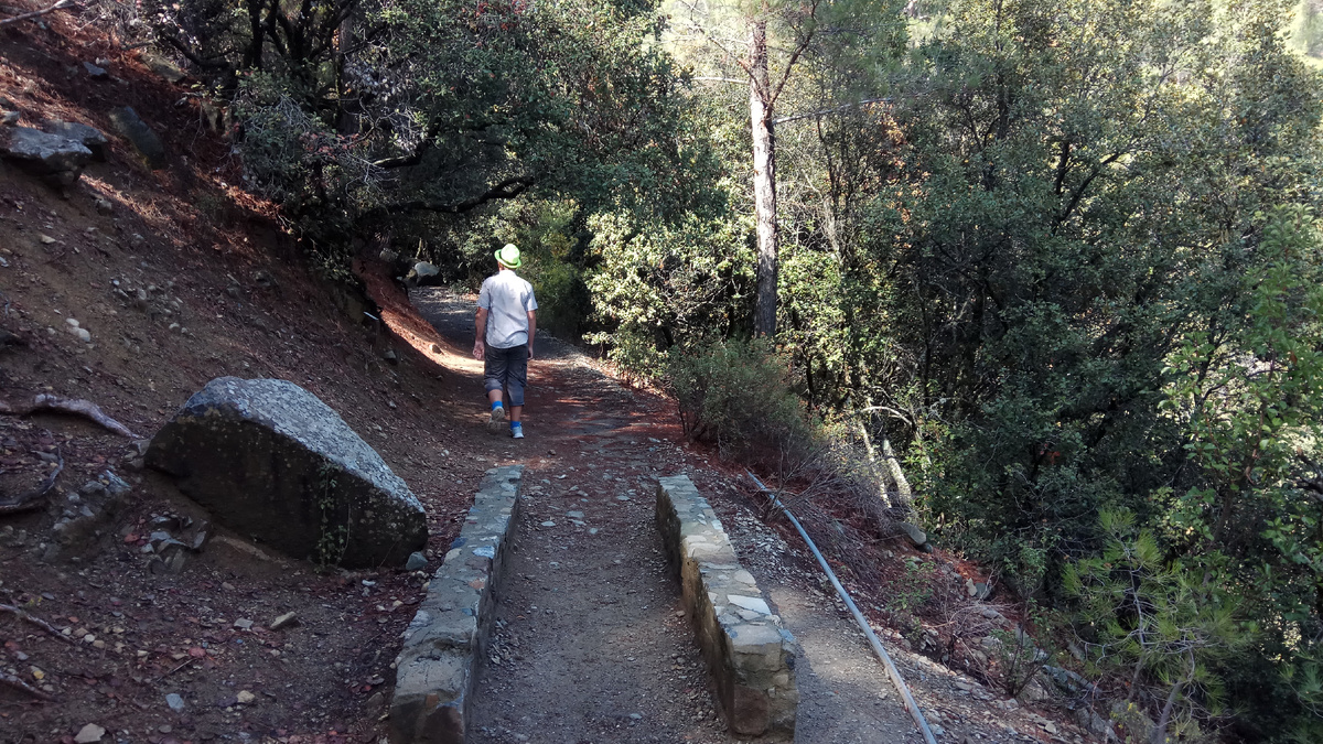 На горе проложена разветвлённая сеть туристских троп. Экскурсии отличаются по сложности и протяжённости