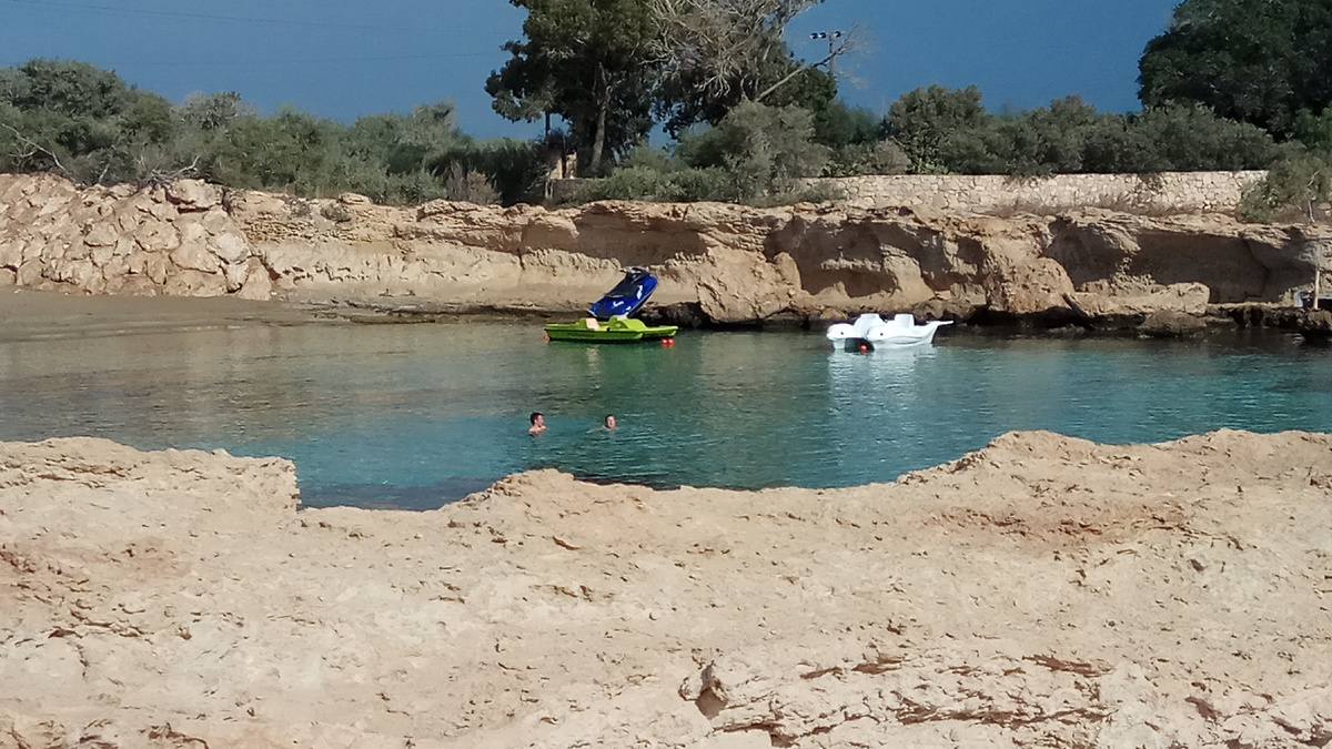 В этой уютной бухте мы впервые увидели морских черепах