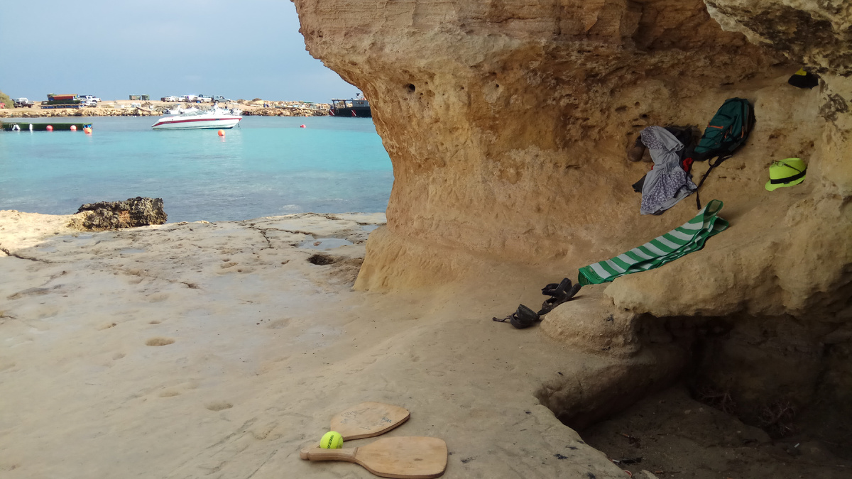 Центральная часть пляжа песчаная с плавным входом в воду. Мы облюбовали правую сторону  со стенкой из песчаника 