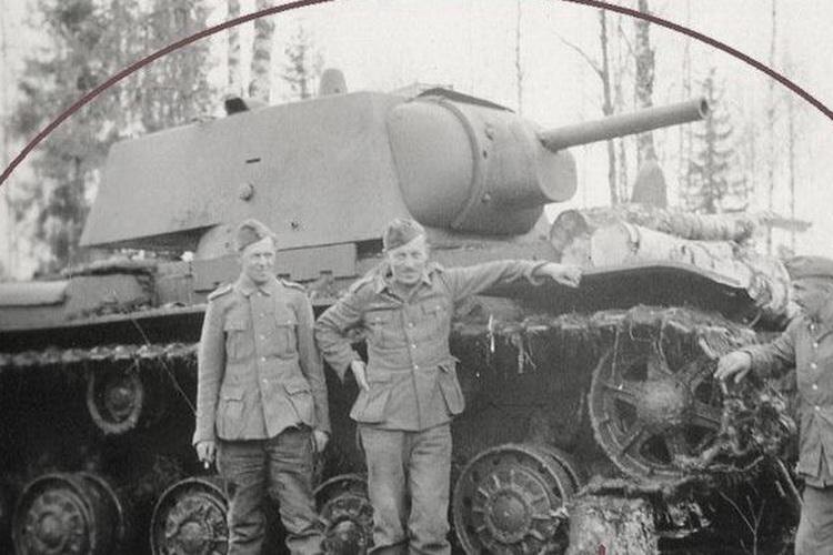 Танк КВ-1 выпуска конца 1940 года после ремонта и модернизации на ЛКЗ в августе 1941 года