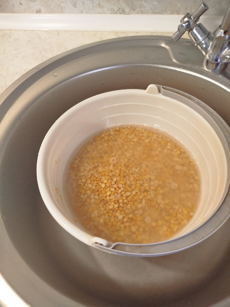 Горох замачивается.