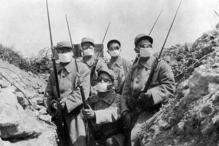    Солдаты французской армии во время газовой атаки при Ипре, 1915 год   
Hulton Archive/Getty Images