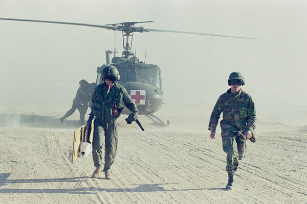 Группа медицинской эвакуации ВС США во время операции «Буря в пустыне» в Саудовской Аравии, 1991 год / AP  