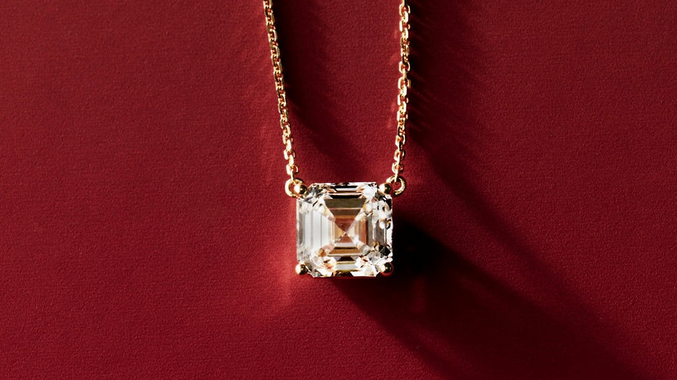 Золотая подвеска с искусственным бриллиантом от Lightbox Jewelry.📷Фото: Lightbox Jewelry