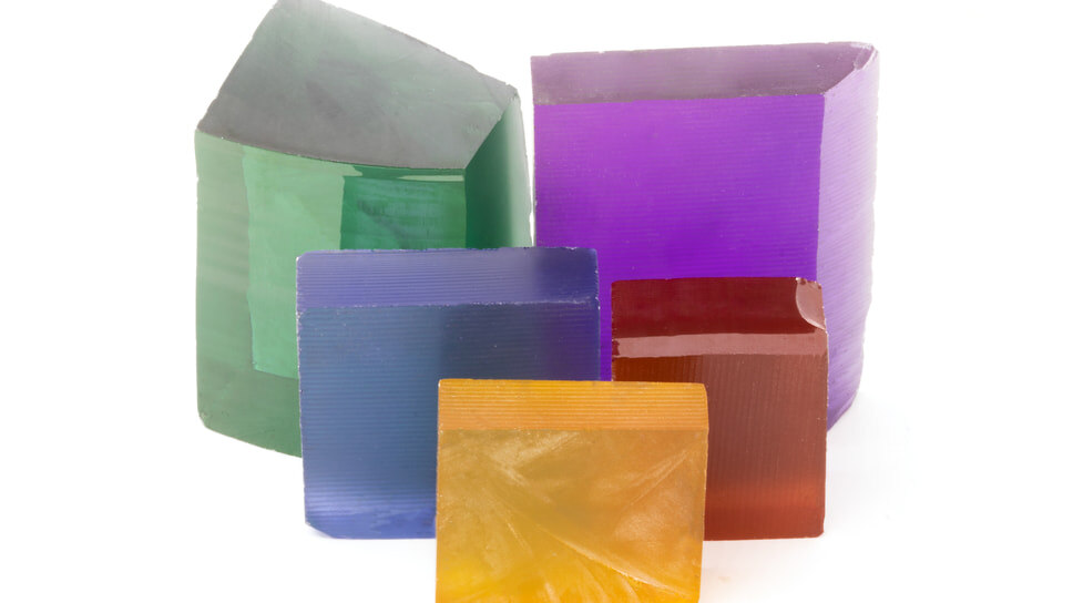 Искусственные неограненные сапфиры от RusGems.📷Фото: RusGems