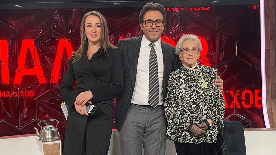    Блокадница Нина Сахарнова вместе с внучкой у Малахова Автор фото: vk.com/id285743