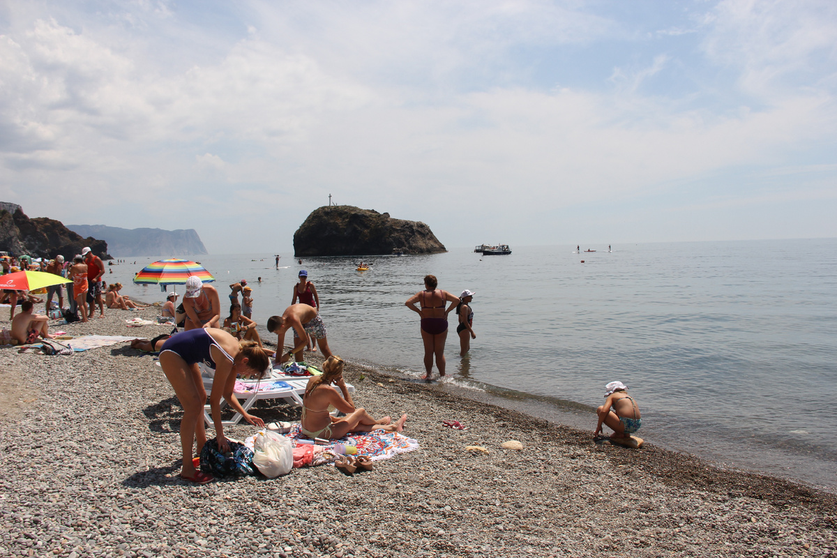 Пляж Яшмовый. Слева в далеке - мыс Айя