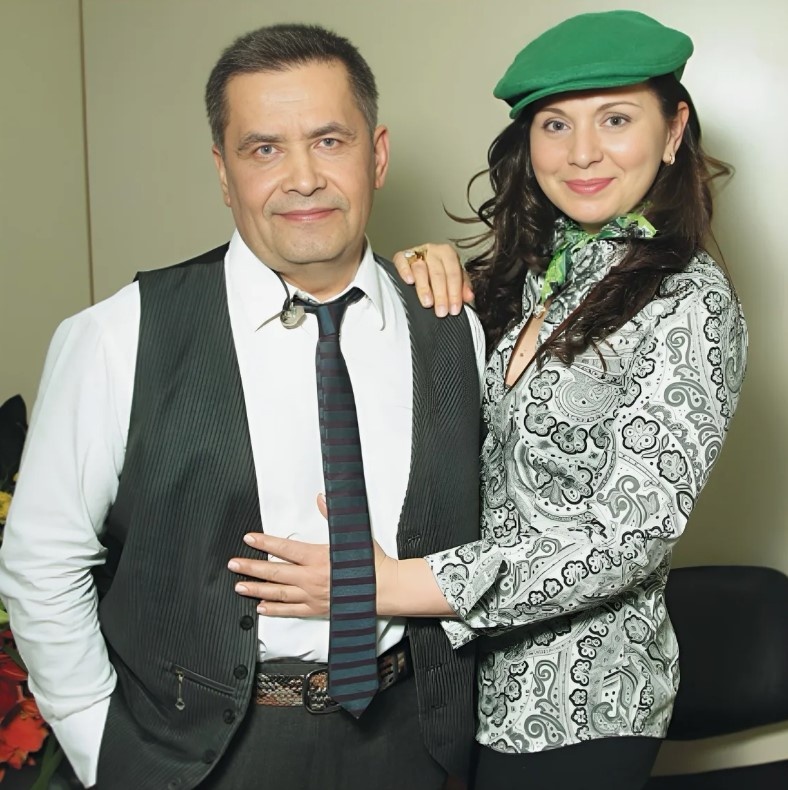 Николай Расторгуев на 13 лет старше своей жены.