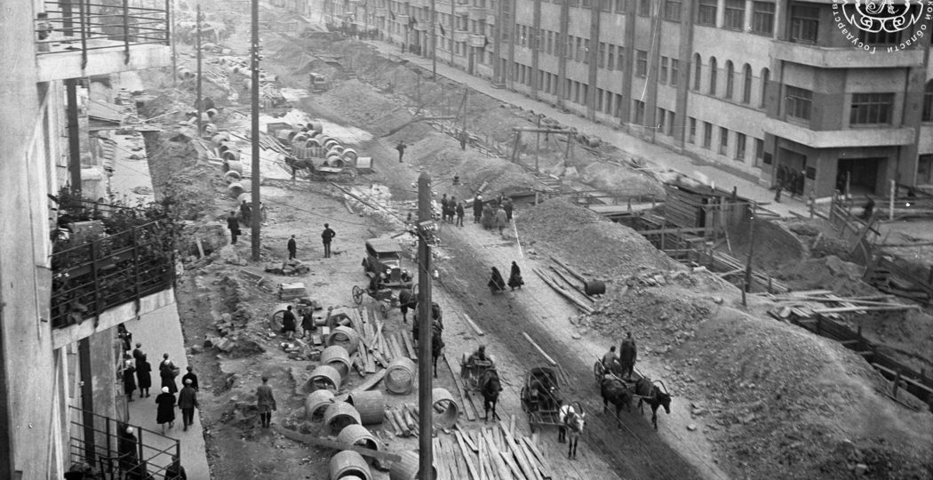 Как раскапывали улицы при прокладке труб в 1930-х.