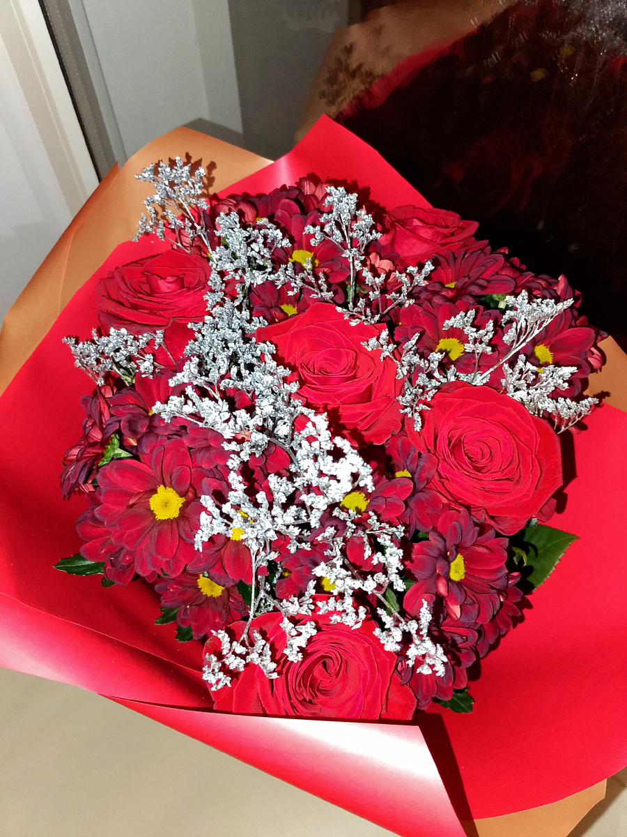 Розы красные с хризантемами