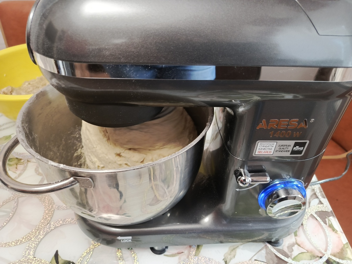 Процесс вымешивания теста.