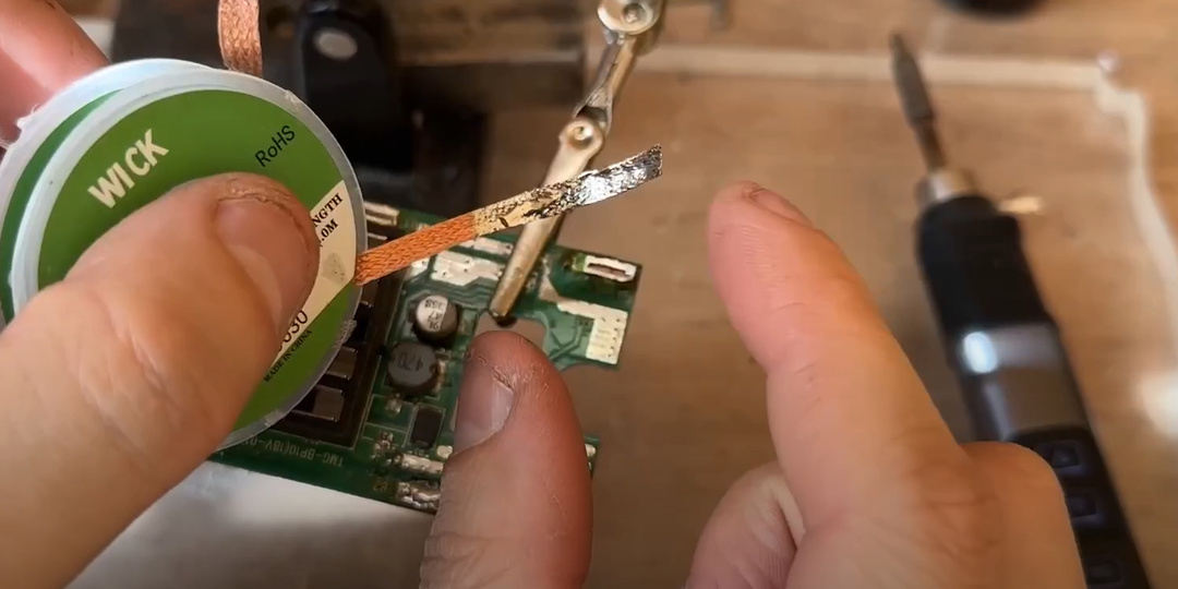 Теперь оплетка не нужна. Убираю припой с платы еще дешевле и быстрее